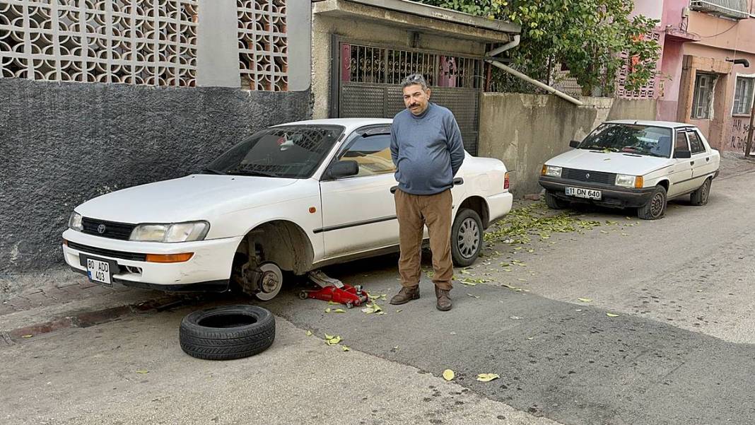 Aracını sokağa park edenler mahalle sakinleri sabah korkunç manzarayla karşılaştı! Apart topar polisi aradılar 5